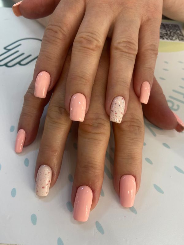 Маникюр, нежно розовый, комбинированный, на каждый день, глянцевый, топ в крапинку