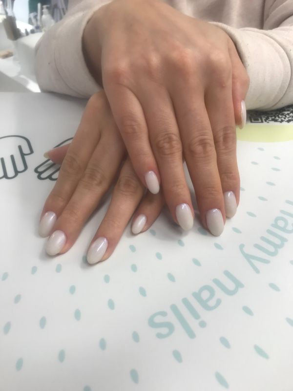 Маникюр, молочная база, глянцевый, глиттер, нюд, однотон, на каждый день