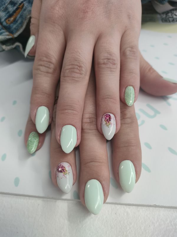 Маникюр, белый, глянцевый, комбинированный, лак с блестками, дизайн, цветы, слайдеры