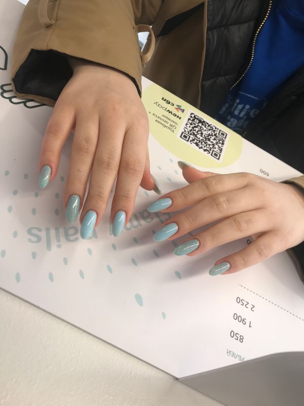 Маникюр, голубой, глянцевый, комбинированный, лак с блестками, нюд, однотон, нежный