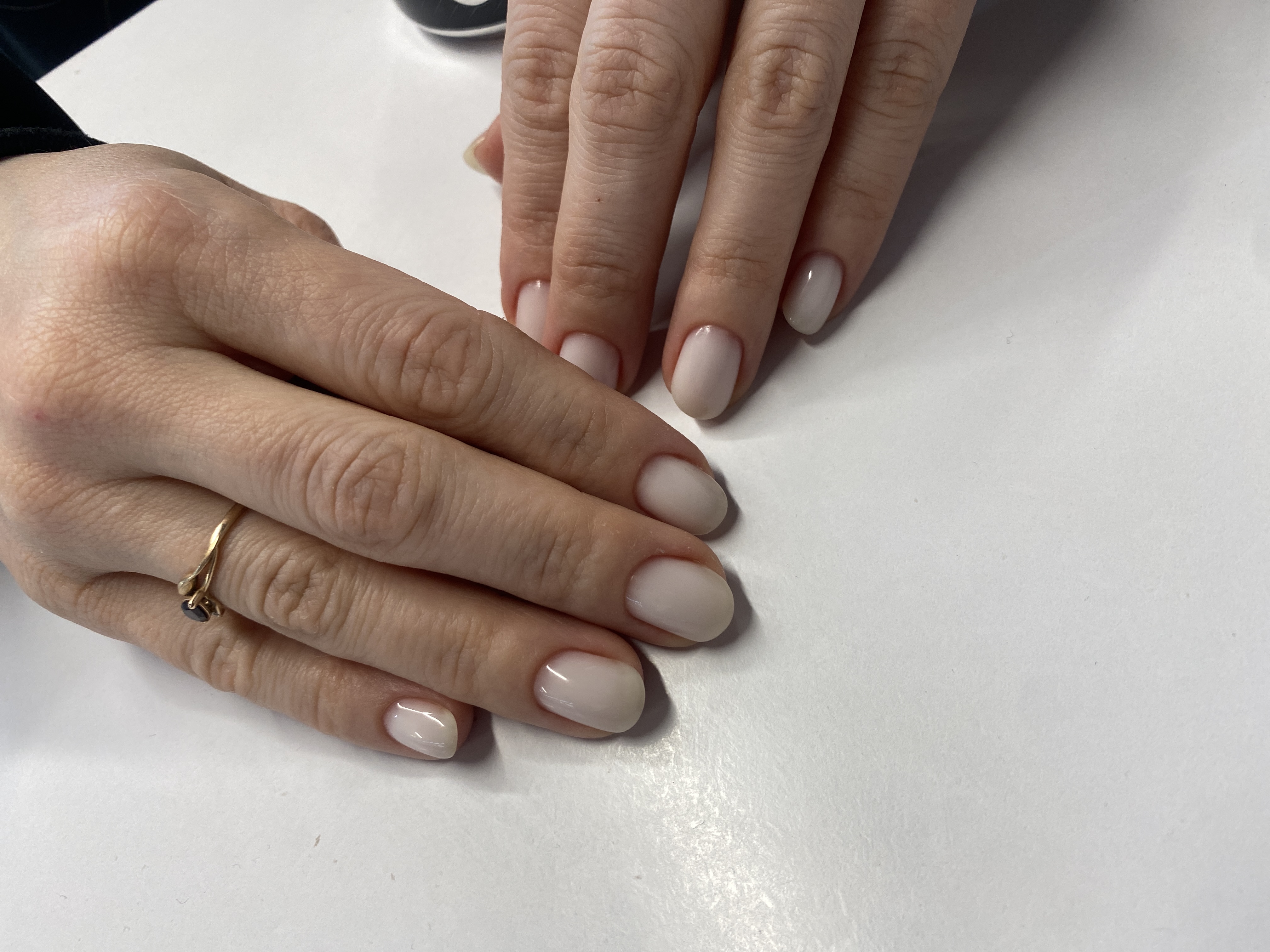 Маникюр, однотон, молочный, на каждый день