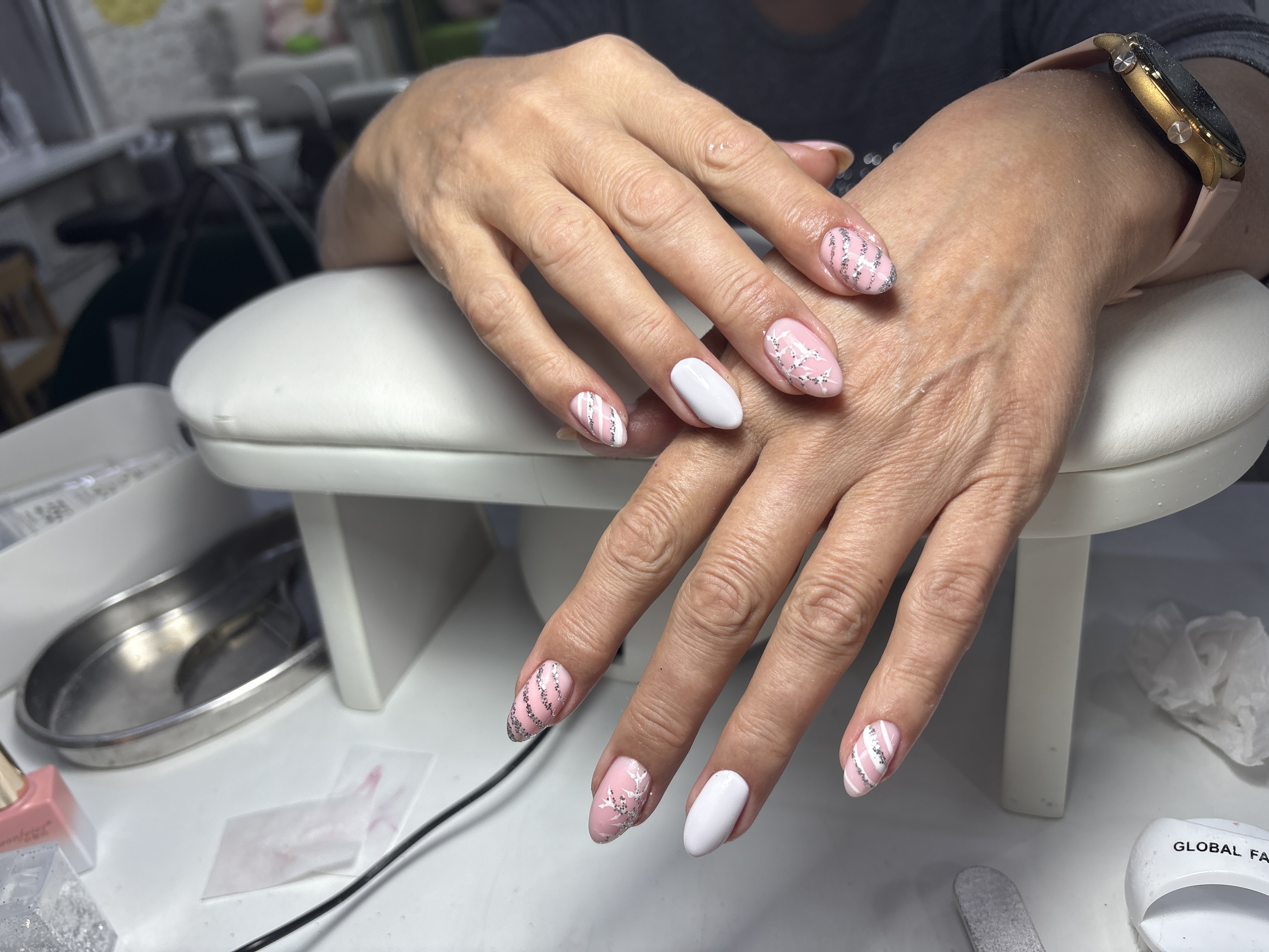 комбинированный, Маникюр, розовый, праздничный, дизайн, линии, абстракция, блестки