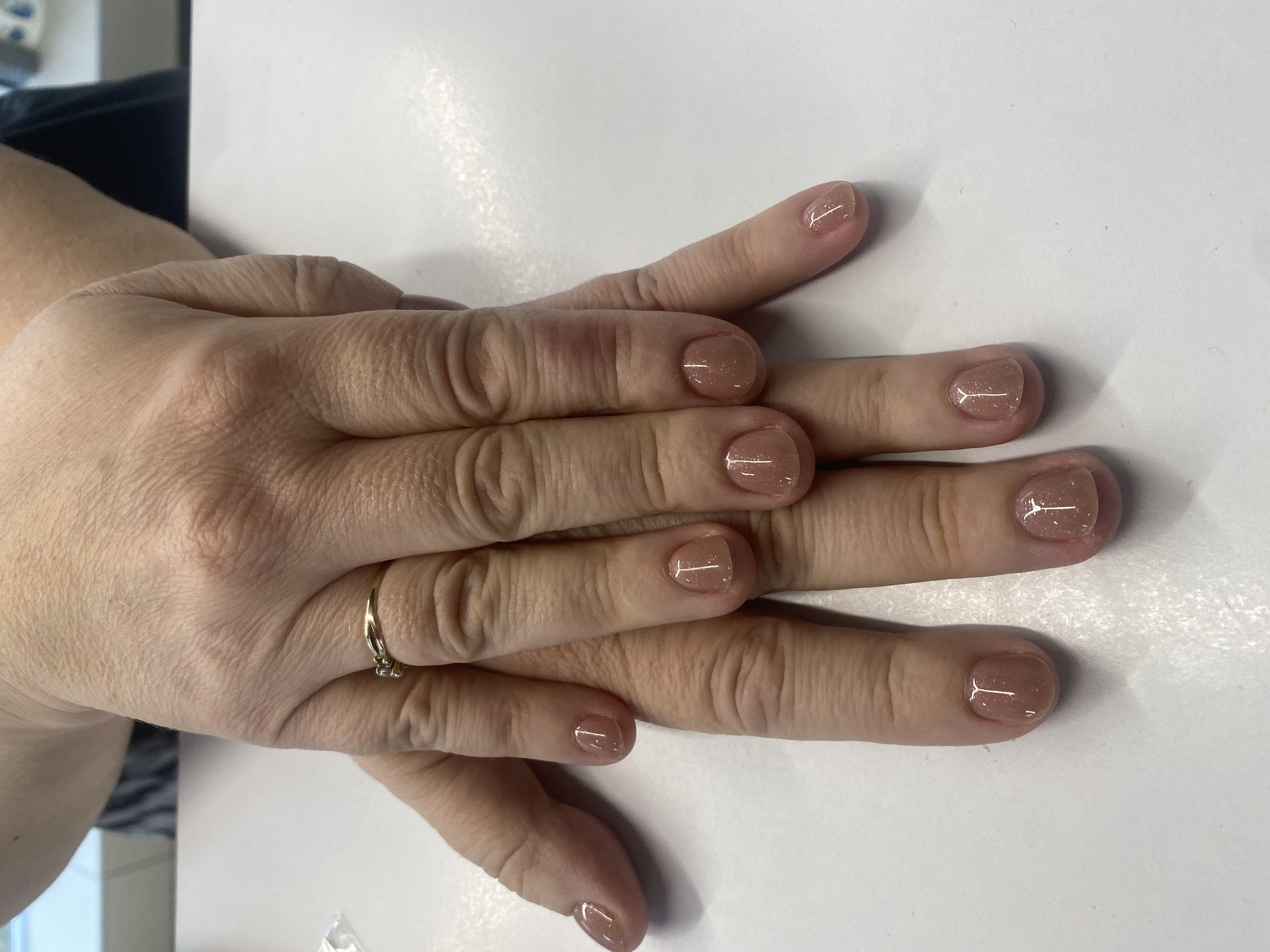 Маникюр, однотон, лак с блестками, бежевый, на каждый день