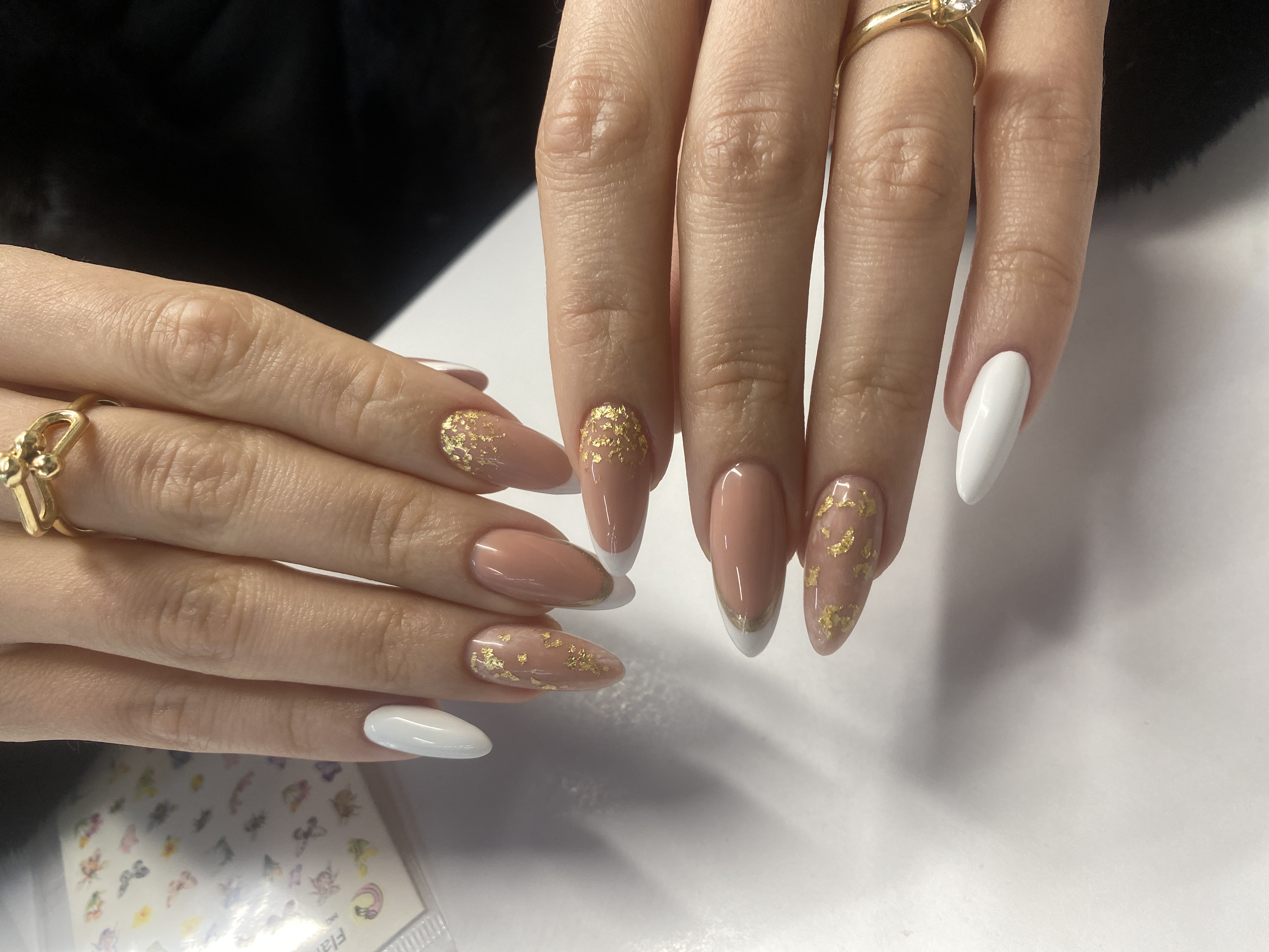 бежевый, Маникюр, дизайн, комбинированный, френч, лунки, оригинальный, фольга, праздничный, блестки