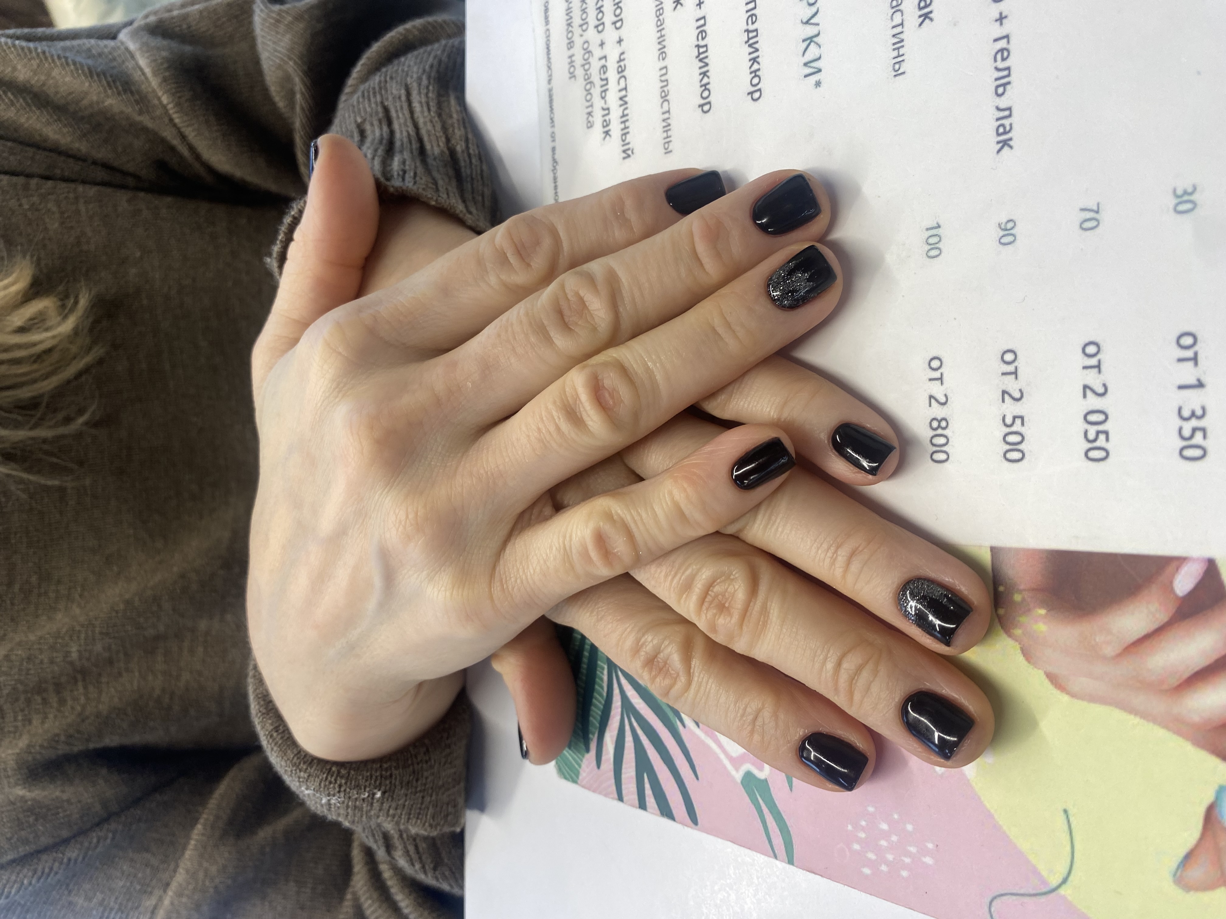 однотон, черный, дизайн, блестки, Маникюр, минимализм, лунки