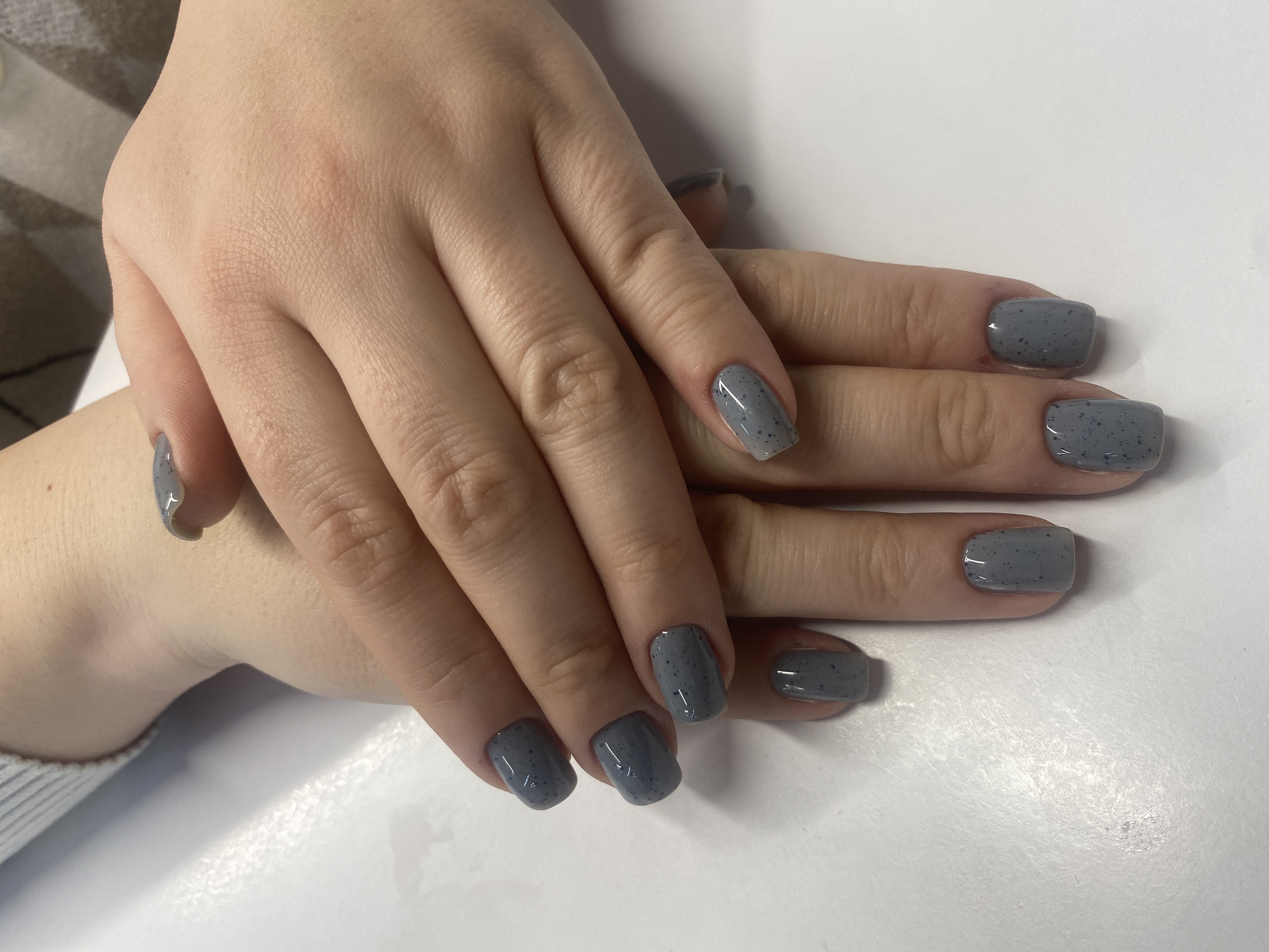 Маникюр, однотон, топ в крапинку, нюд, серый, на каждый день