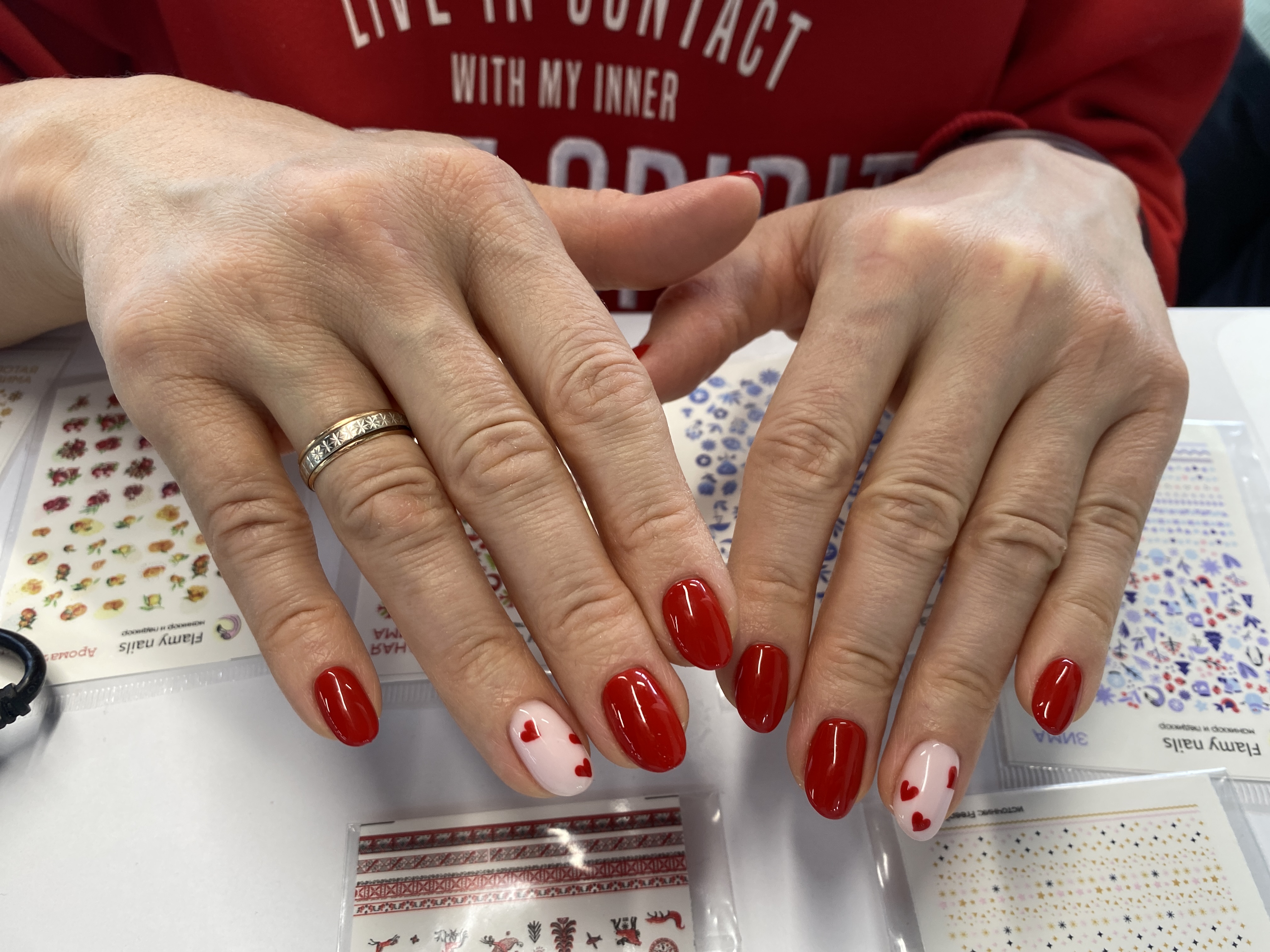 красный, комбинированный, Маникюр, дизайн, наклейка, сердечки, на каждый день