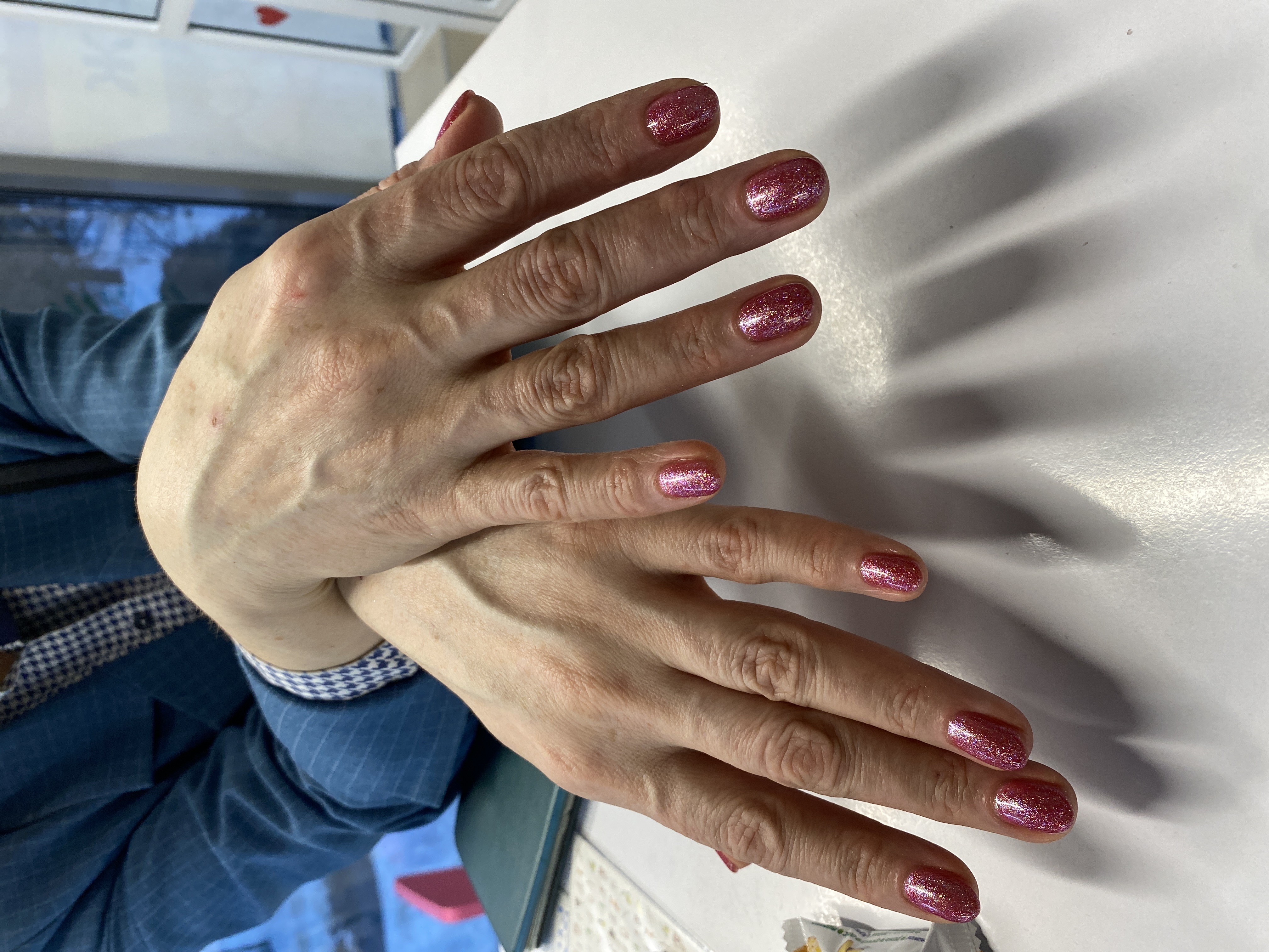 Маникюр, однотон, лак с блестками, малиновый, на каждый день