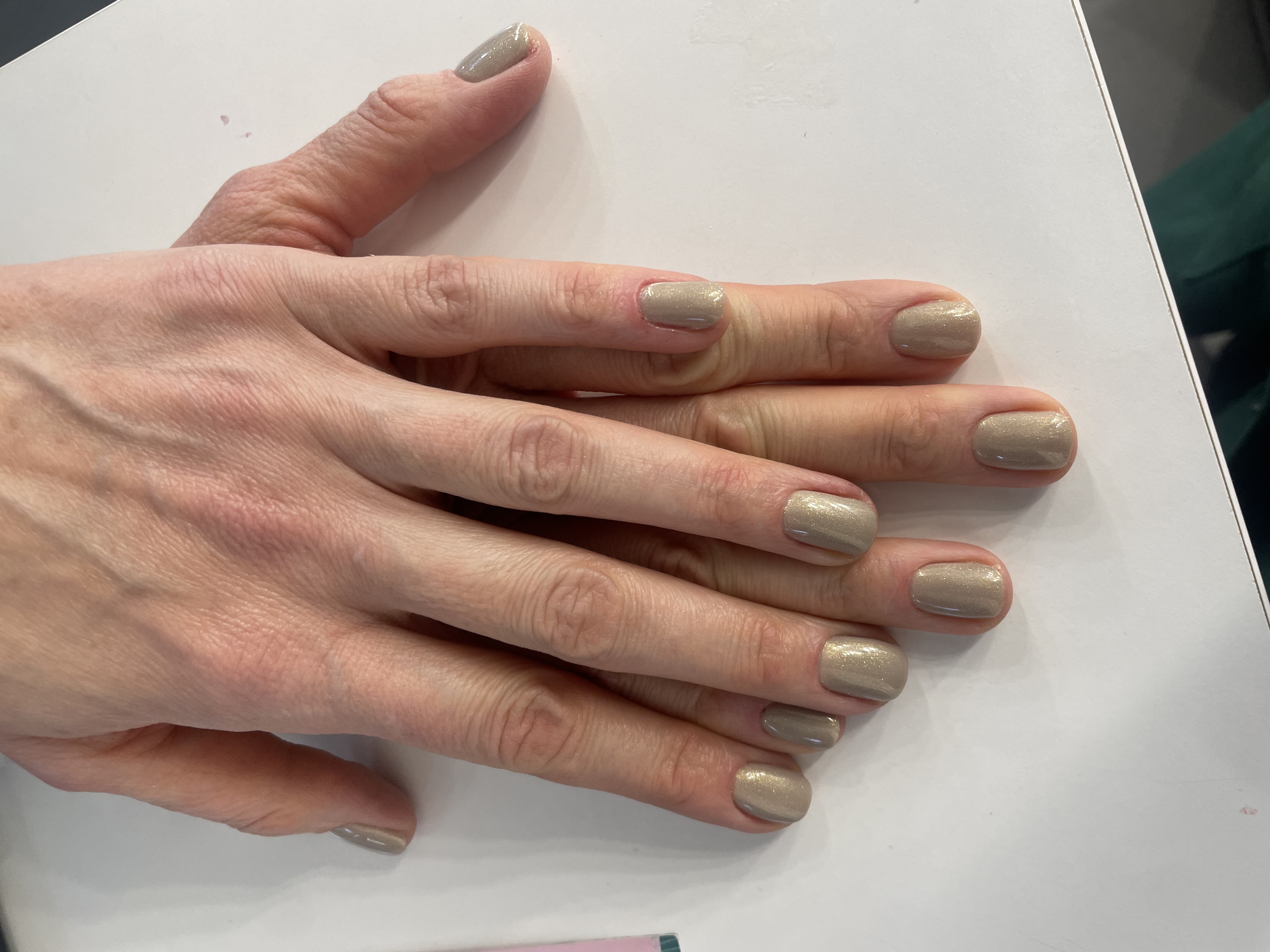 Маникюр, лак с блестками, однотон, бежевый, на каждый день