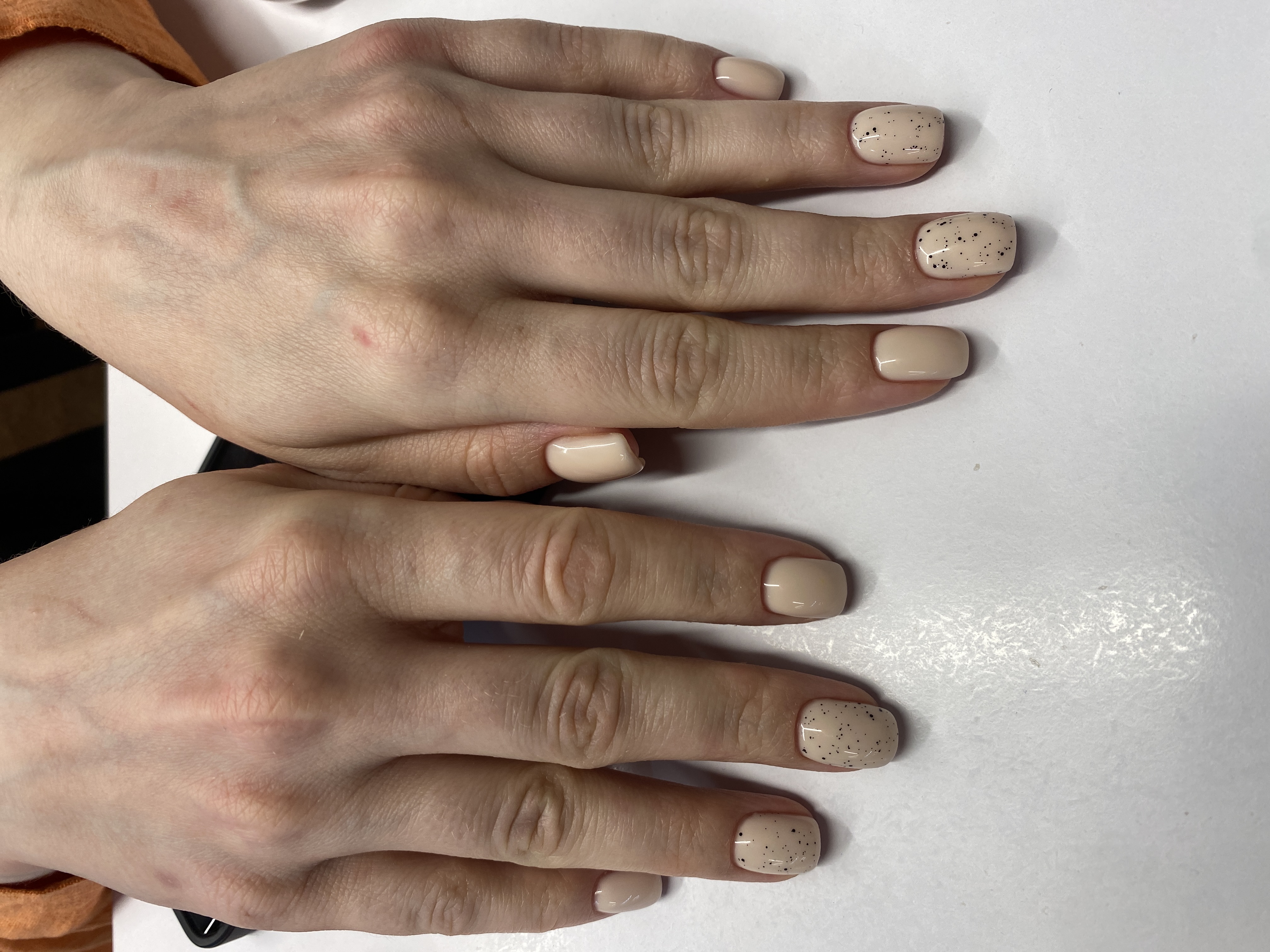 однотон, Маникюр, кремовый, на каждый день, топ в крапинку